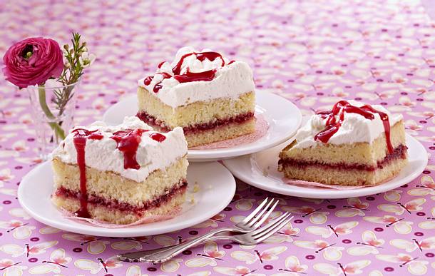 Johannisbeer-Schnitten mit Vanille-Sahne Rezept Johannisbeer-Schnitten mit Vanille-Sahne Rezept