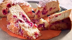 4 Stücke saftiger Johannisbeerkuchen, angerichtet auf einem Teller mit Spitzendeckchen. - Foto: LECKER @ Bauer Media Group