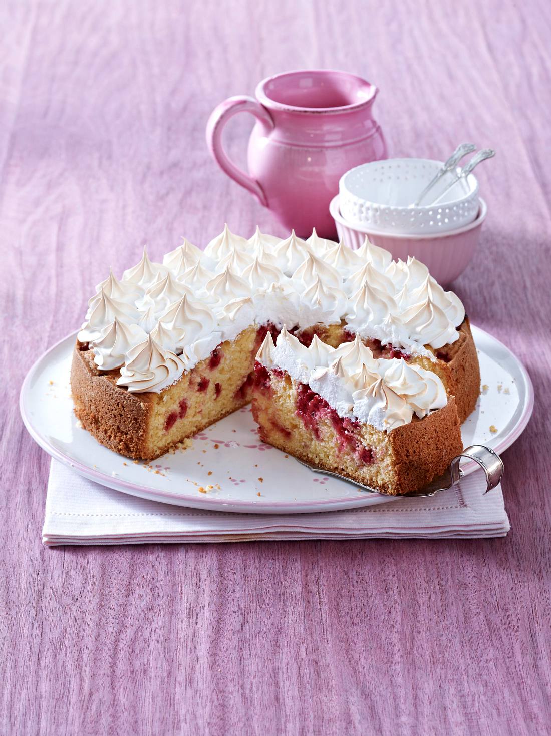 Johannisbeerkuchen mit Baisertupfen Rezept | LECKER