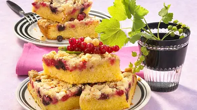 Johannisbeerkuchen mit weißen Schokostreuseln Rezept - Foto: LECKER @ Bauer Media Group