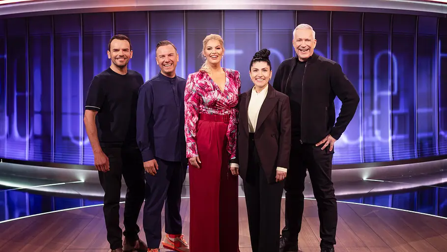 Coaches The Taste 2025 Die Coaches und Moderatorin von The Taste stehen nebeneinander im Studio: Steffen Henssler, Tim Raue, Moderatorin Angelina Kirsch, Elif Oskan, Alexander Herrmann