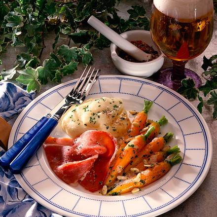 Junge Möhren mit Schinken und Petersilien-Pinienb Rezept