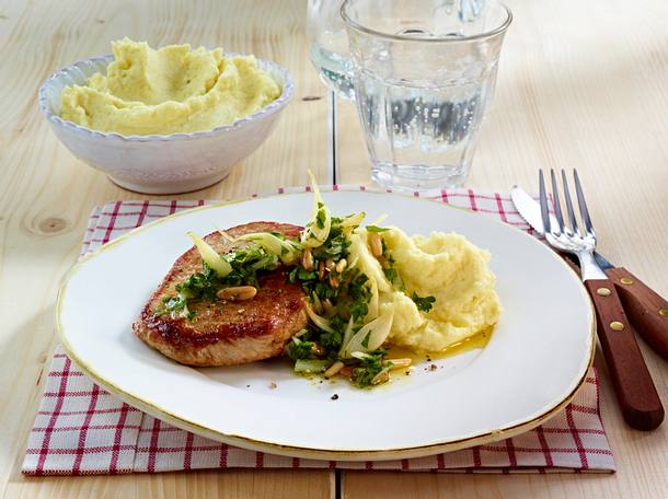 Junger Knoblauch mit Schweinerückensteaks und Kartoffelpüree Rezept Junger Knoblauch mit Schweinerückensteaks und Kartoffelpüree Rezept
