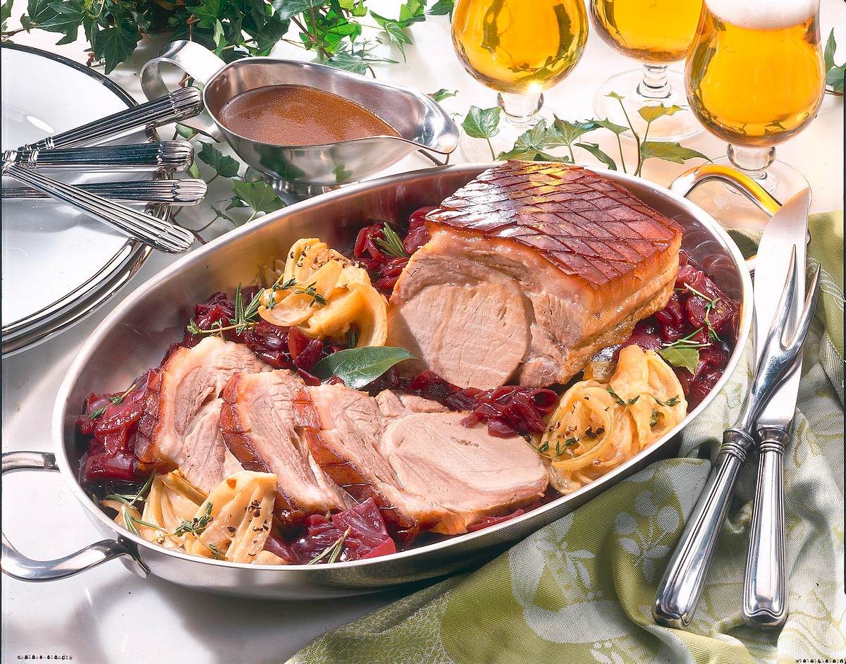 Jungschweine-Krustenbraten mit karamellisiertem Zwiebelgemüse Rezept