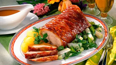 Jungschweinrücken mit Gemüse Rezept - Foto: LECKER @ Bauer Media Group