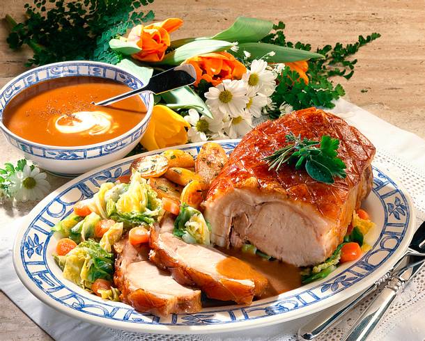 Jungschweinrücken mit jungem Wirsing und Möhren Rezept Jungschweinrücken mit jungem Wirsing und Möhren Rezept