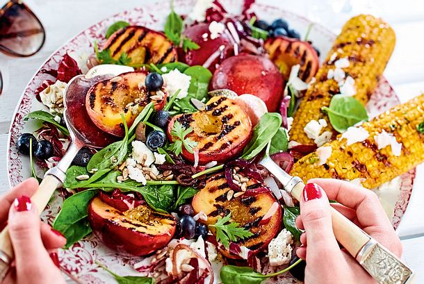„Just Wanna Have Sun“-Salat mit Pfirsich und Mais vom Grill Rezept „Just Wanna Have Sun“-Salat mit Pfirsich und Mais vom Grill Rezept