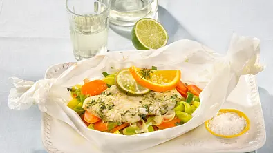 Kabeljau auf Gemüse im Pergament-Päckchen Rezept - Foto: LECKER @ Bauer Media Group