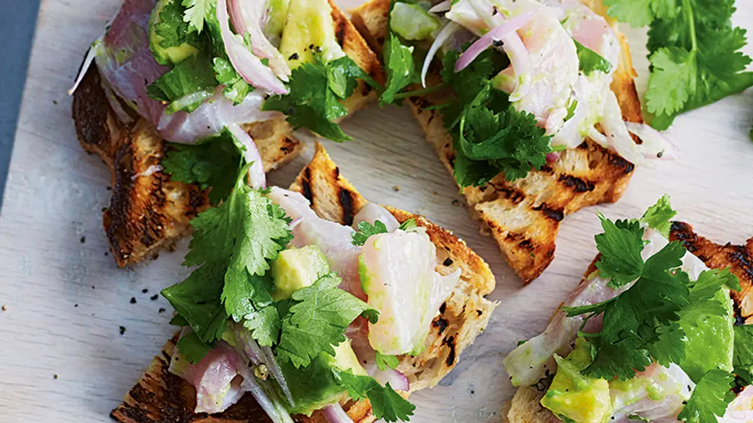 Kabeljau-Ceviche auf Röstbrot Rezept - Foto: LECKER @ Bauer Media Group Kabeljau-Ceviche auf Röstbrot Rezept - Foto: LECKER @ Bauer Media Group