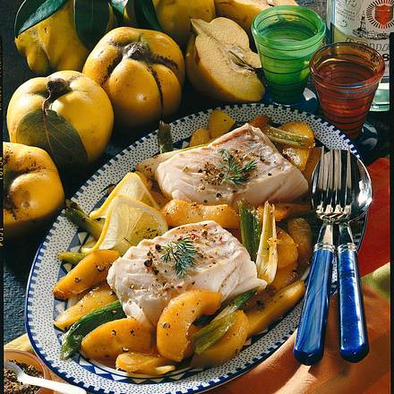 Kabeljau-Filets mit Quitten-Lauchzwiebel-Gemüse Rezept Kabeljau-Filets mit Quitten-Lauchzwiebel-Gemüse Rezept