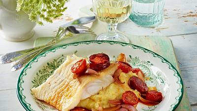 Kabeljau mit Tomate, Chorizo und roten Zwiebeln Rezept - Foto: House of Food / Bauer Food Experts KG