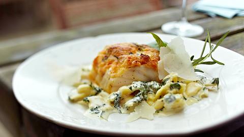 Kabeljau unter der Mozzarellakruste mit Ravioli und Spinat Rezept - Foto: House of Food / Bauer Food Experts KG