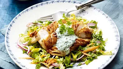 Kabeljaufilet auf Salat Rezept - Foto: LECKER @ Bauer Media Group