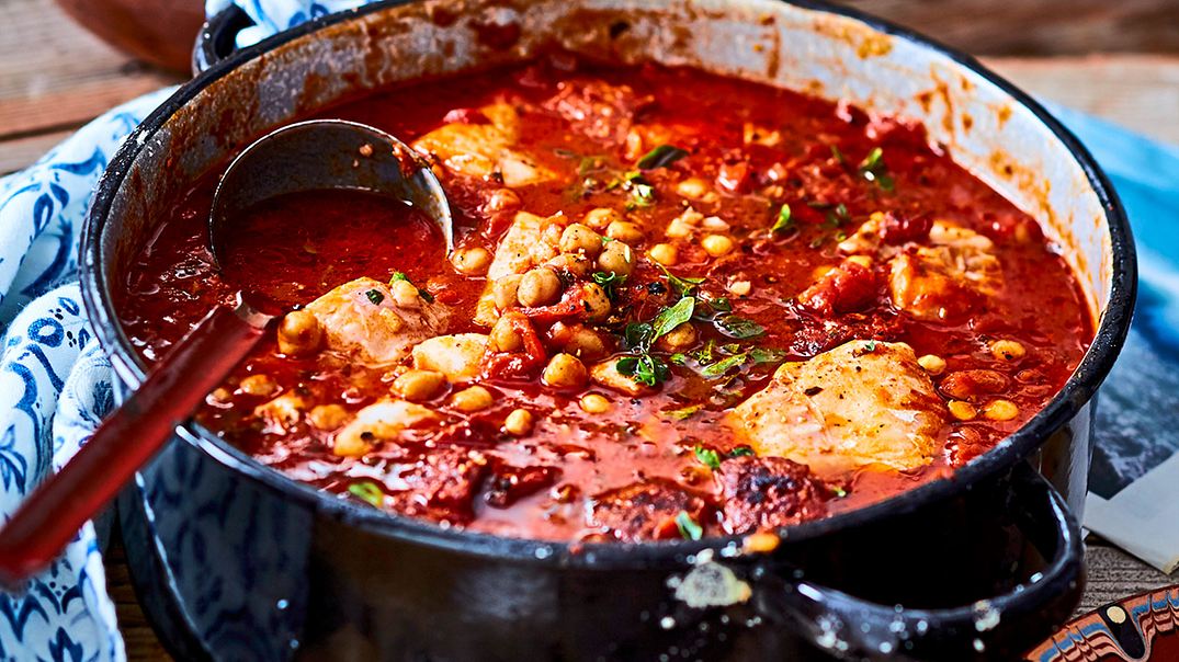 Kabeljaufilet in flotter Tomaten-Chorizo-Soße Rezept - Foto: LECKER @ Bauer Media Group