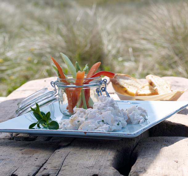 Kabeljausalat mit Gemüsesticks und Brotchips (Sansibar-Sylt) Rezept Kabeljausalat mit Gemüsesticks und Brotchips (Sansibar-Sylt) Rezept