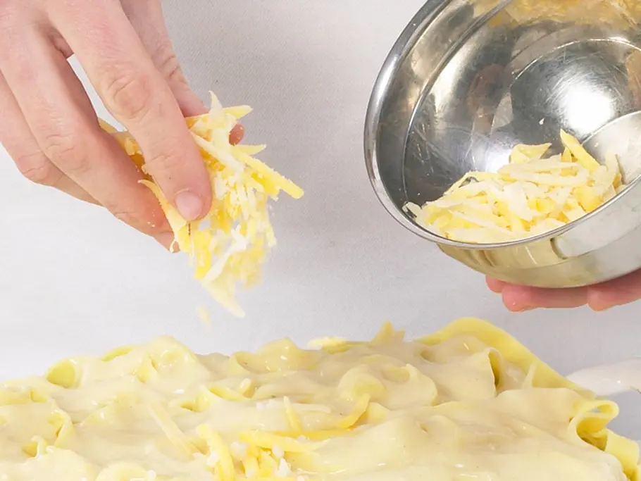 Käse über den Nudelauflaif mit Hackfleisch streuen