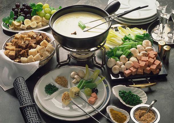 Käse-Fondue mit pikanten Leckereien Rezept Käse-Fondue mit pikanten Leckereien Rezept