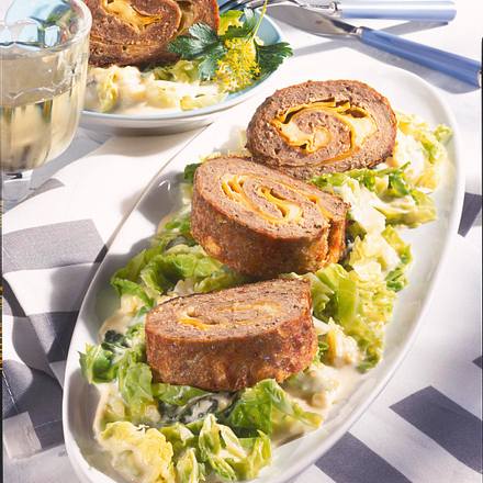 Käse-Hackroulade auf Rahmwirsing Rezept Käse-Hackroulade auf Rahmwirsing Rezept