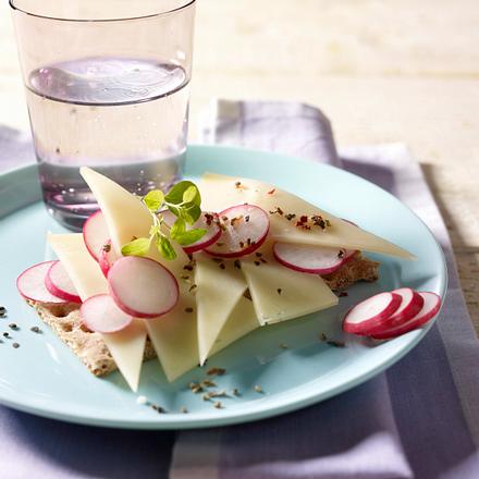 Käse-Knäcke mit Radieschen Rezept Käse-Knäcke mit Radieschen Rezept