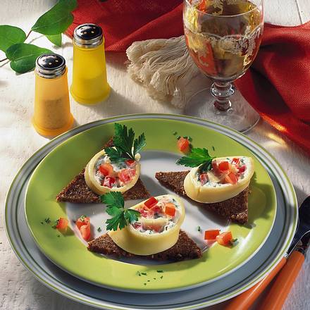 Käse-Röllchen auf Pumpernickel Rezept Käse-Röllchen auf Pumpernickel Rezept