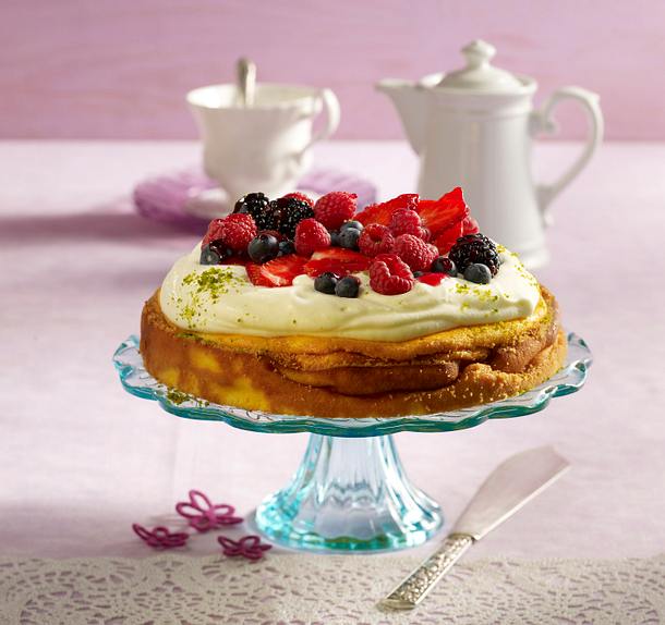 Käse-Sahne-Torte mit Beeren Rezept Käse-Sahne-Torte mit Beeren Rezept