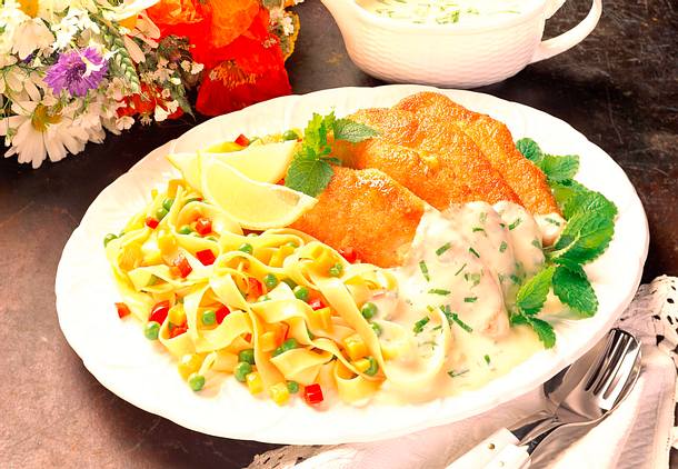 Käse-Schnitzel mit Gemüse-Bandnudeln Rezept Käse-Schnitzel mit Gemüse-Bandnudeln Rezept