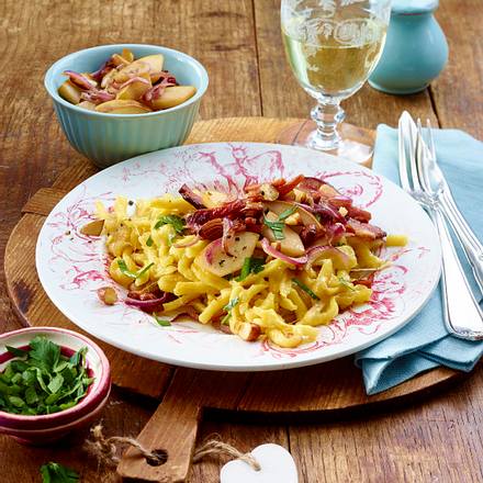 Käse-Spätzle mit Zwiebel-Birnen-Schmelz Rezept