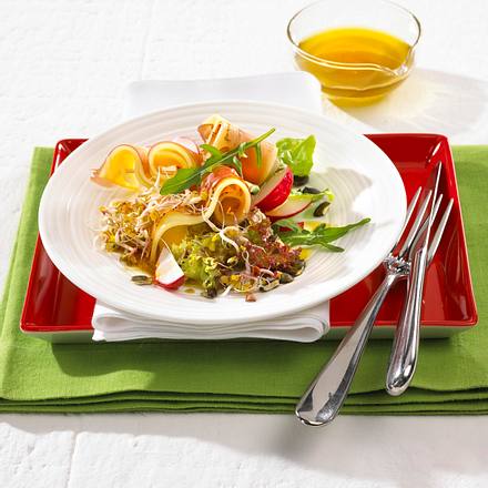 Käse-Speck-Spieße mit Kürbiskernvinaigrette Rezept Käse-Speck-Spieße mit Kürbiskernvinaigrette Rezept