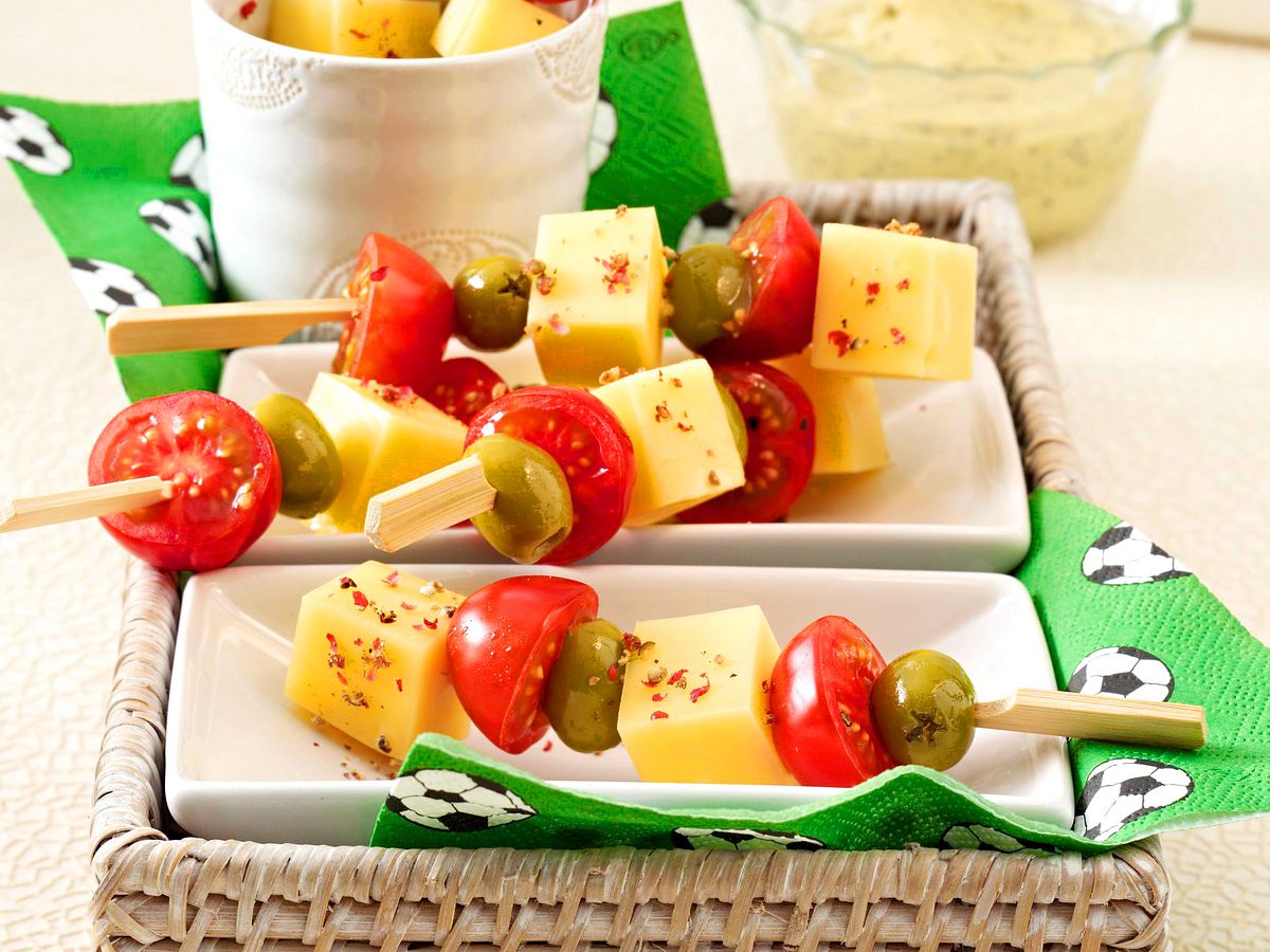 Käse-Spieße mit Oliven