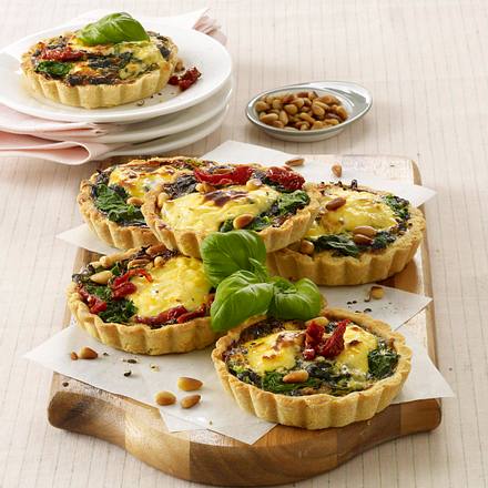 Käse-Tarteletts mit Spinat und Pinienkernen Rezept