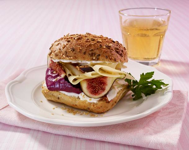 Käse-Vollkornbrötchen mit Feige und Sesam Rezept