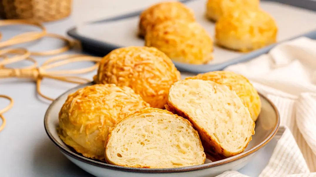 Käsebrötchen wie vom Bäcker - Foto: ShowHeroes für LECKER @ Bauer Media Group