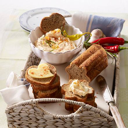 Käsecreme mit selbst gebackenem Brot Rezept Käsecreme mit selbst gebackenem Brot Rezept