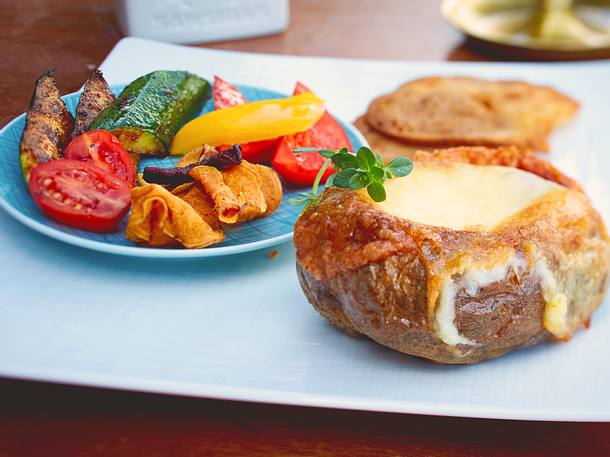 Käsefondue in der Ofenkartoffel Rezept