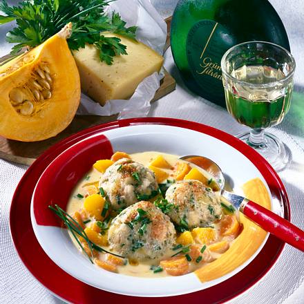 Käseknödel auf Rahm-Kürbis Rezept Käseknödel auf Rahm-Kürbis Rezept