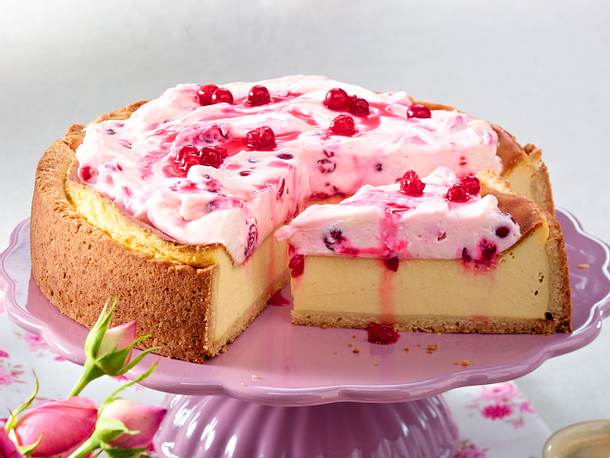 Käsekuchen mit Frischkäse-Johannisbeer-Topping Rezept