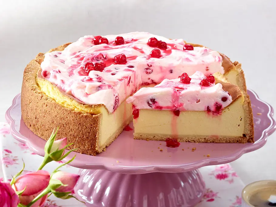 Käsekuchen mit Frischkäse-Johannisbeer-Topping Rezept Käsekuchen mit Frischkäse-Johannisbeer-Topping Rezept