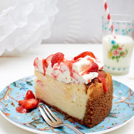 Käsekuchen mit Mascarpone-Erdbeersahne Rezept Käsekuchen mit Mascarpone-Erdbeersahne Rezept