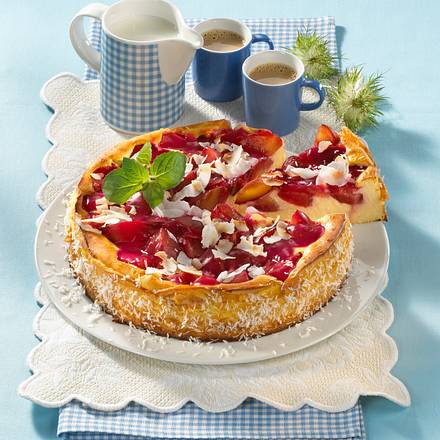 Käsekuchen mit Pflaumen und Kokos Rezept Käsekuchen mit Pflaumen und Kokos Rezept