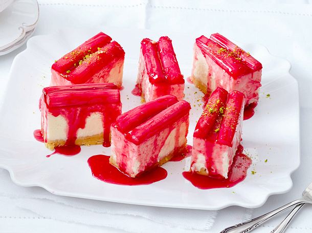 Käsekuchen mit Rosenrhabarber Rezept