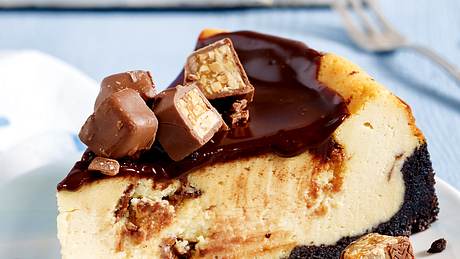 Käsekuchen mit Snickers - Foto: House of Food / Bauer Food Experts KG