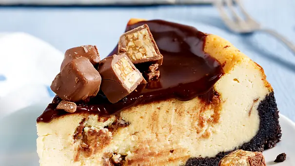Käsekuchen mit Snickers - Foto: LECKER @ Bauer Media Group