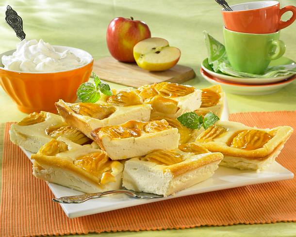 Käsekuchen vom Blech mit Äpfeln Rezept