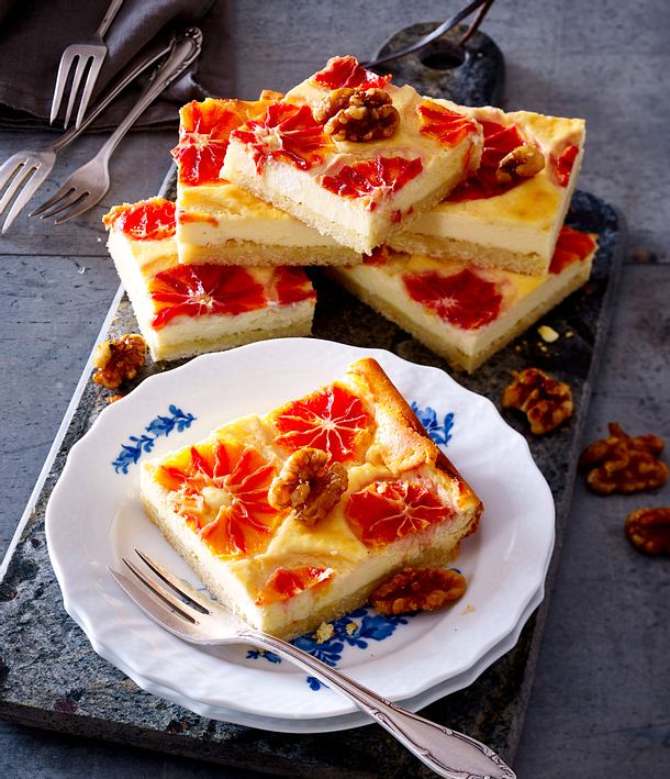 Käsekuchen vom Blech mit Blutorangen und karamellisierten Walnüssen Rezept Käsekuchen vom Blech mit Blutorangen und karamellisierten Walnüssen Rezept