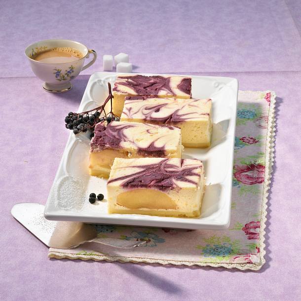 Käsekuchen vom Blech mit Holunderbeeren und Äpfeln Rezept Käsekuchen vom Blech mit Holunderbeeren und Äpfeln Rezept