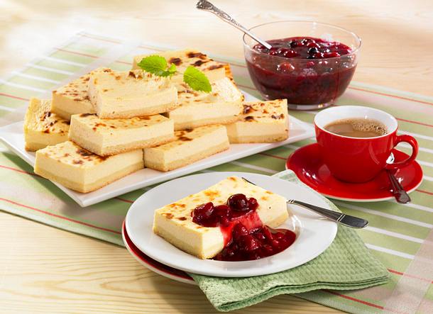 Käsekuchen vom Blech mit roter Grütze Rezept