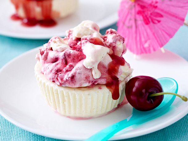 Käsekucheneis-Muffins mit Kirschen Rezept
