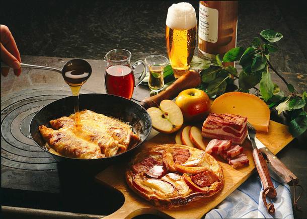 Käsepfannkuchen und Apfel-Speckpannkuchen mit Sirup Rezept Käsepfannkuchen und Apfel-Speckpannkuchen mit Sirup Rezept