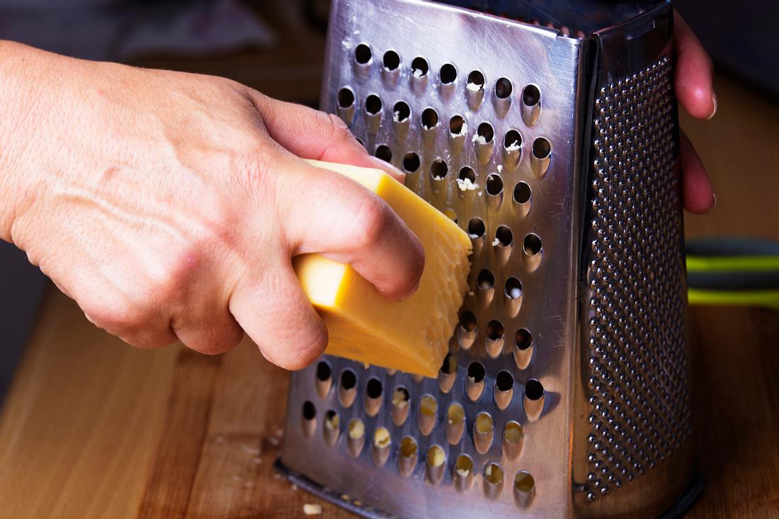Reibe den Käse selber an der Käsereibe für mehr Aroma