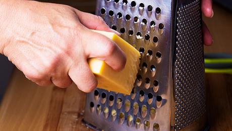 Reibe den Käse selber an der Käsereibe für mehr Aroma - Foto: iStock